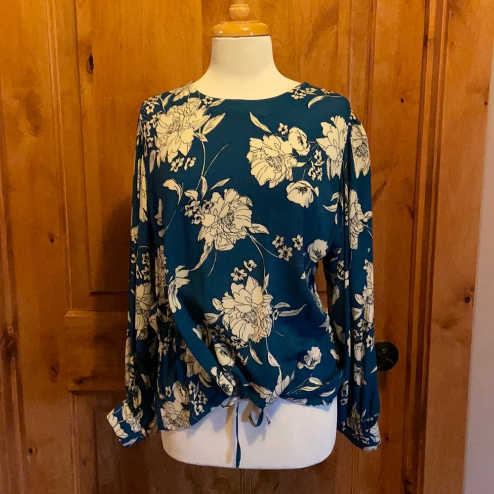 Beautiful blue top from Daughters of Culture -M